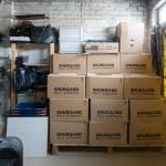 Stos pudeł do przechowywania w uporządkowanym magazynie
