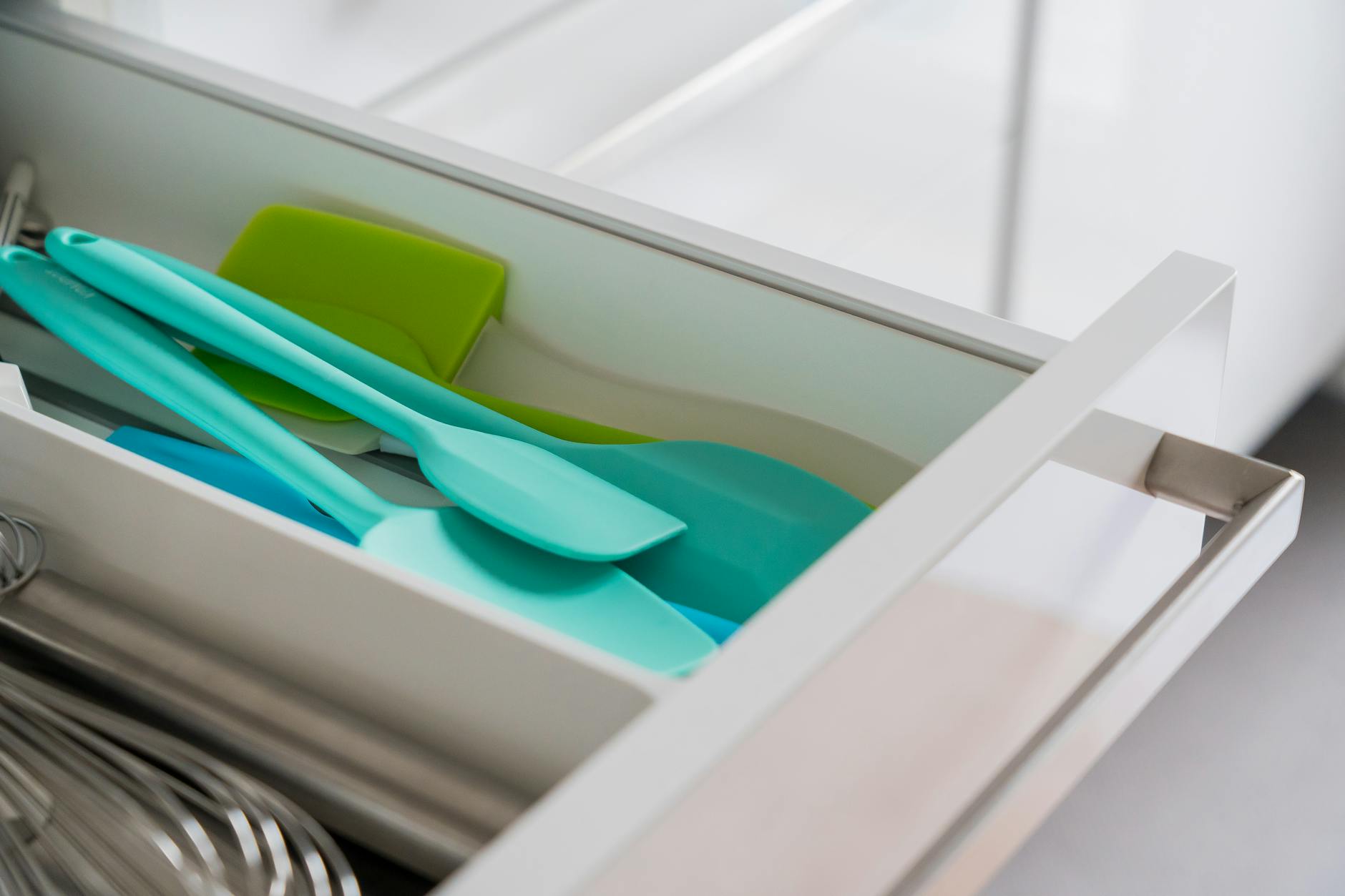Uporządkowana szuflada z silikonowymi łopatkami i trzepaczką kuchenną