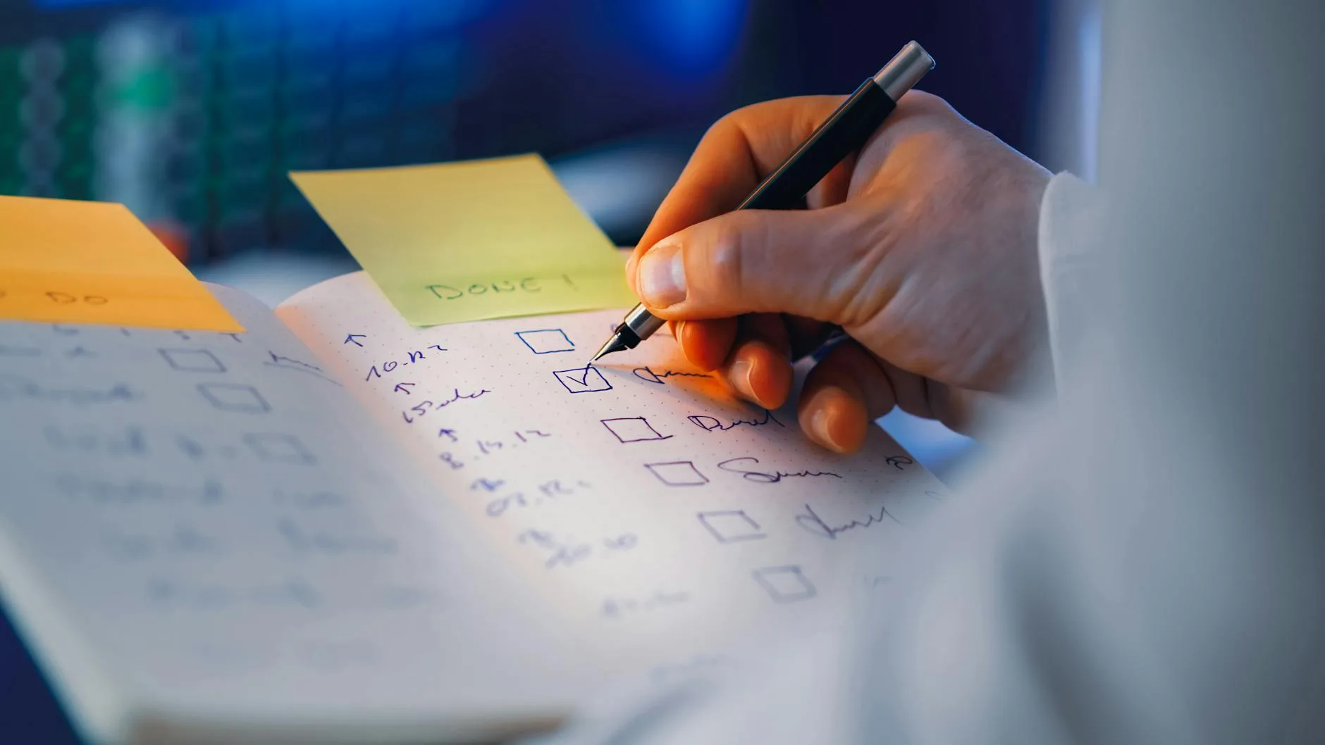 Co naprawdę jest ważne? Ćwiczenie na priorytety w 15 minut Dłoń zapisująca listę priorytetów w notesie z checkboxami