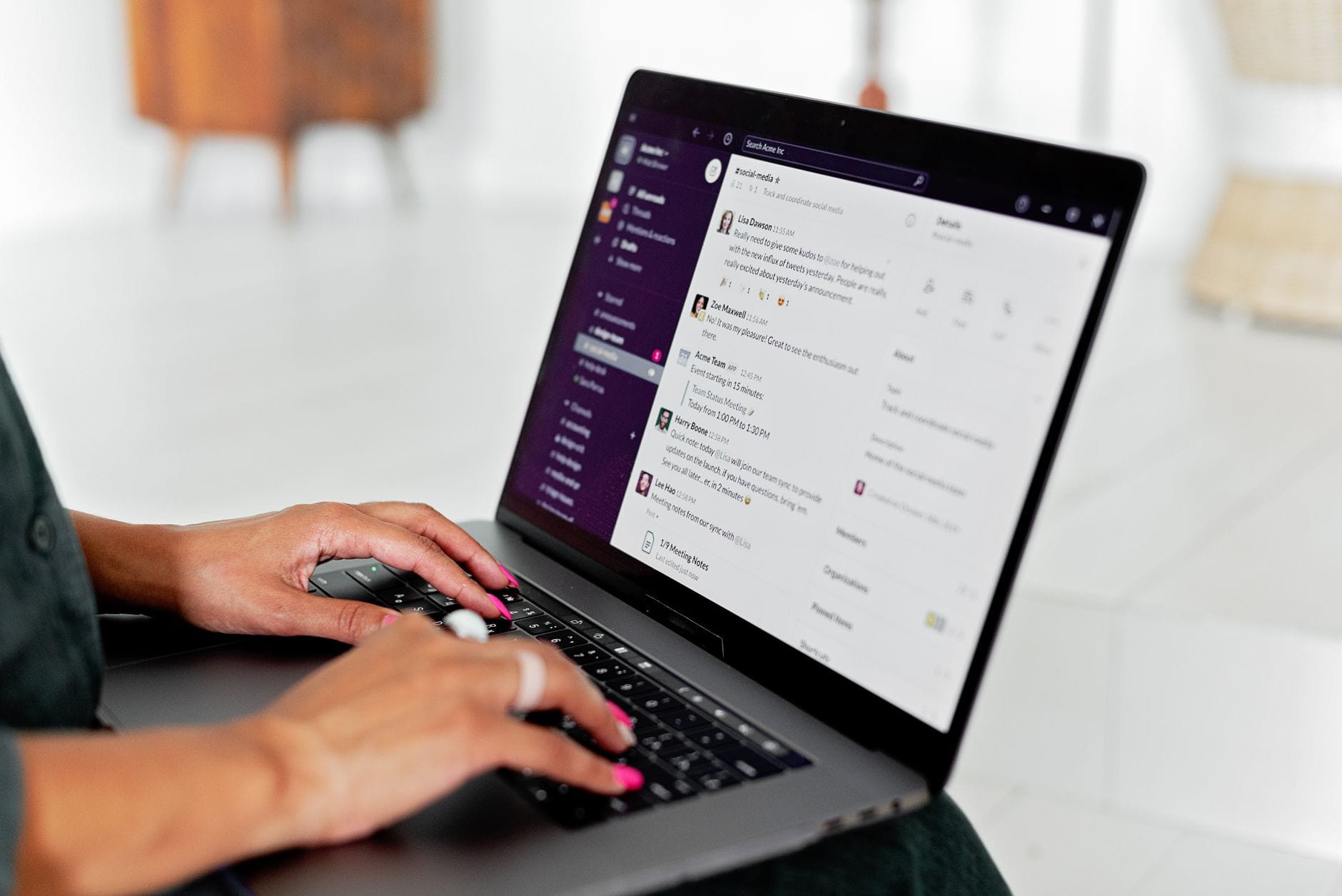 Kobieta w biurze zarządza wiadomościami na laptopie