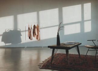 Ubrania wiszące w jasnym, minimalistycznym wnętrzu